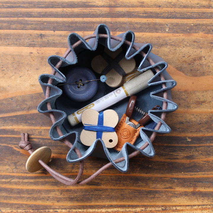 白なめし革の巾着