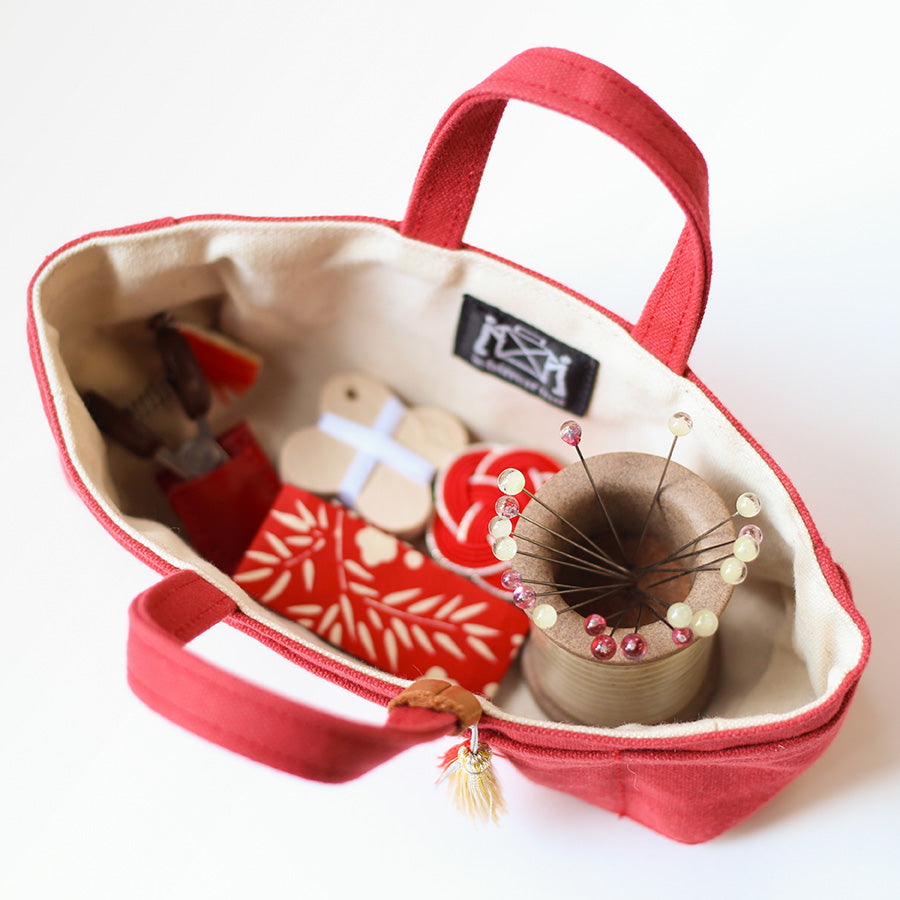 【数量限定・予約B:入荷11月下旬】豆道具入れのお裁縫セット あか